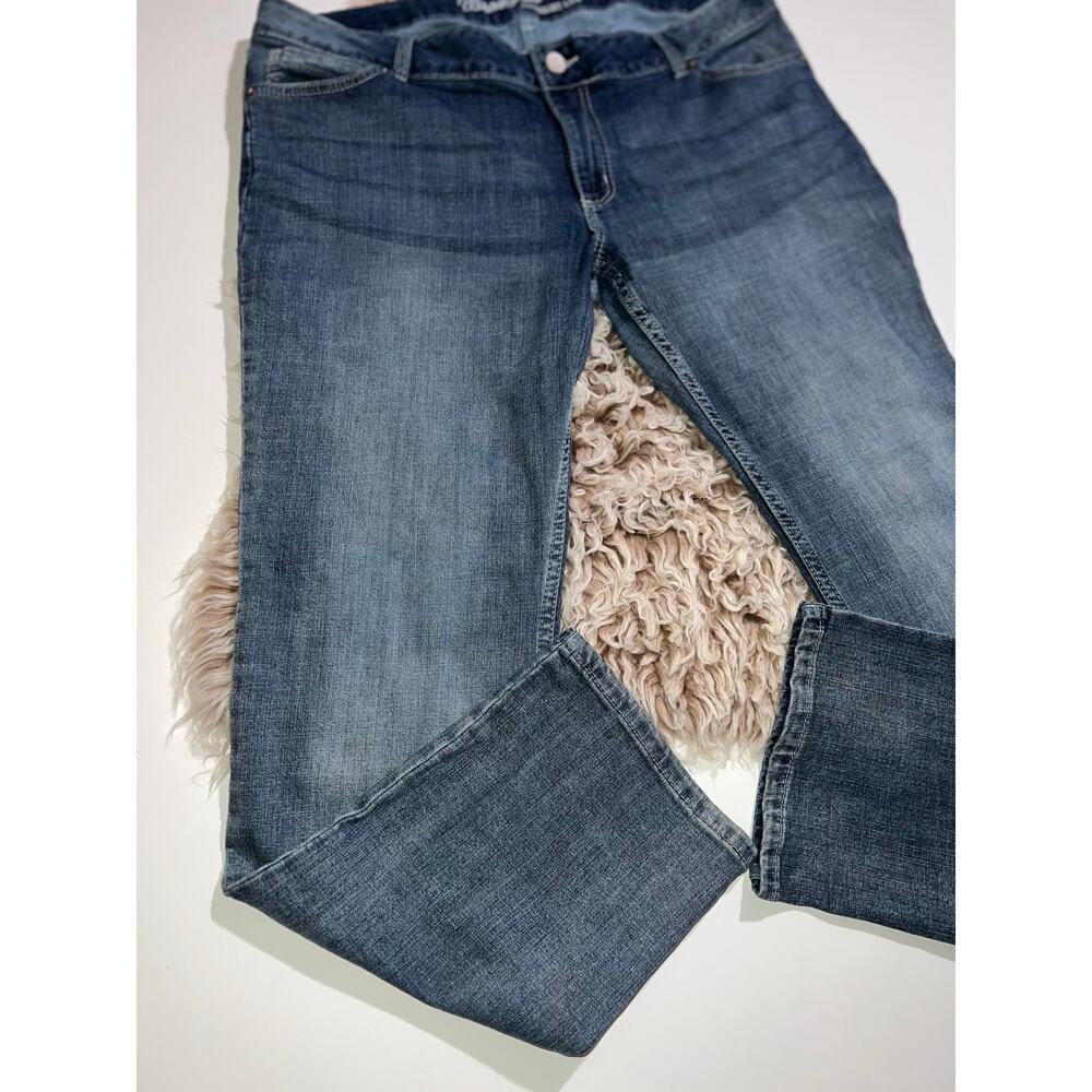 Wrangler women’s straight leg blue jeans - Picture 2 of 14